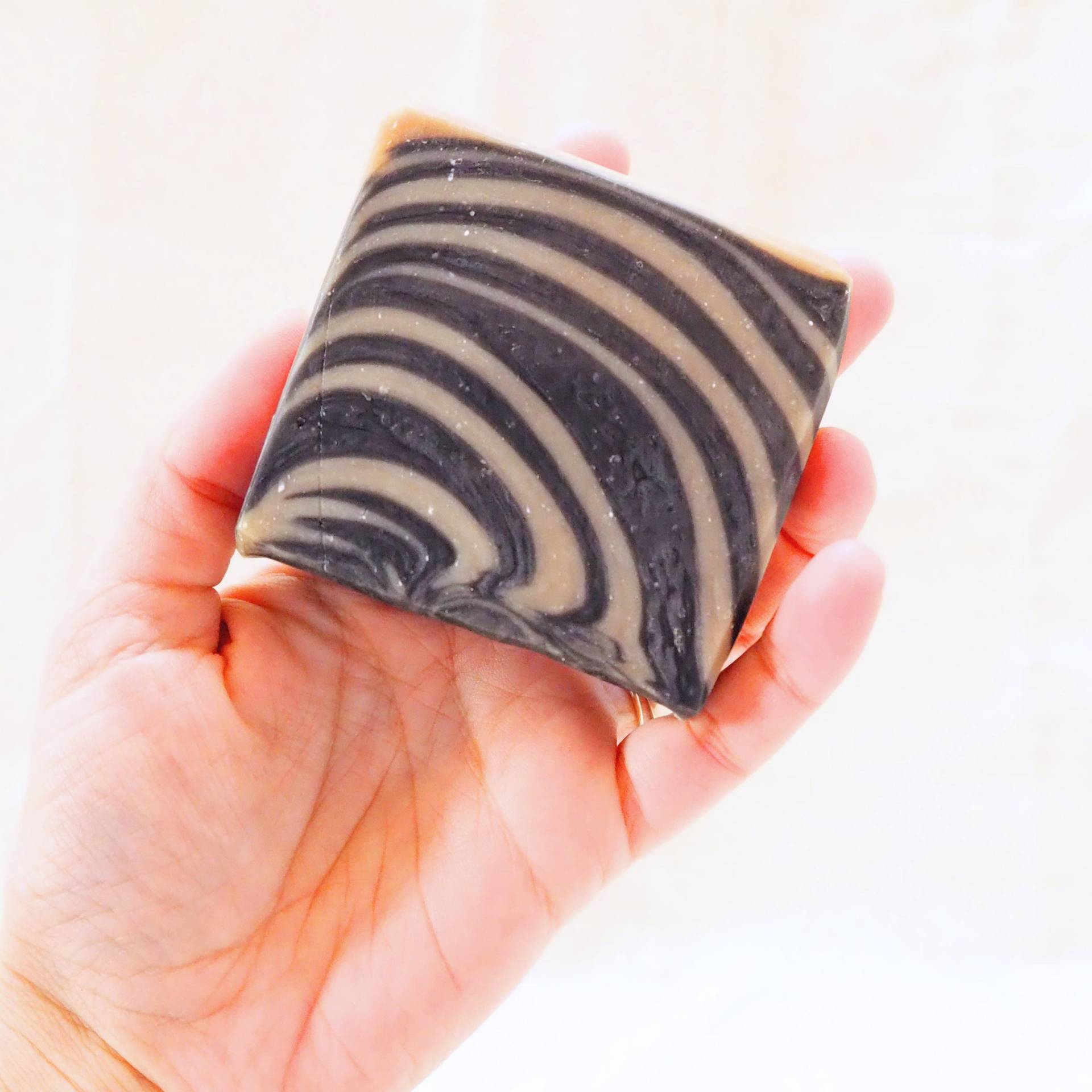 Handgemachte Naturseife - Kokosduft Mit Aktivkohle & Zinkoxid | Zebra-Marmor Design von Etsy - soapstudioDE