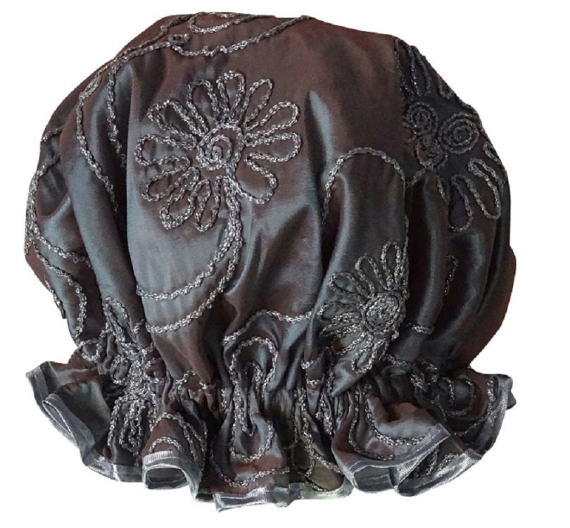 Silbergrauer Gestickter Blumenmuster-Duschhaube - Lady Grey von Etsy - soprettyshowercaps