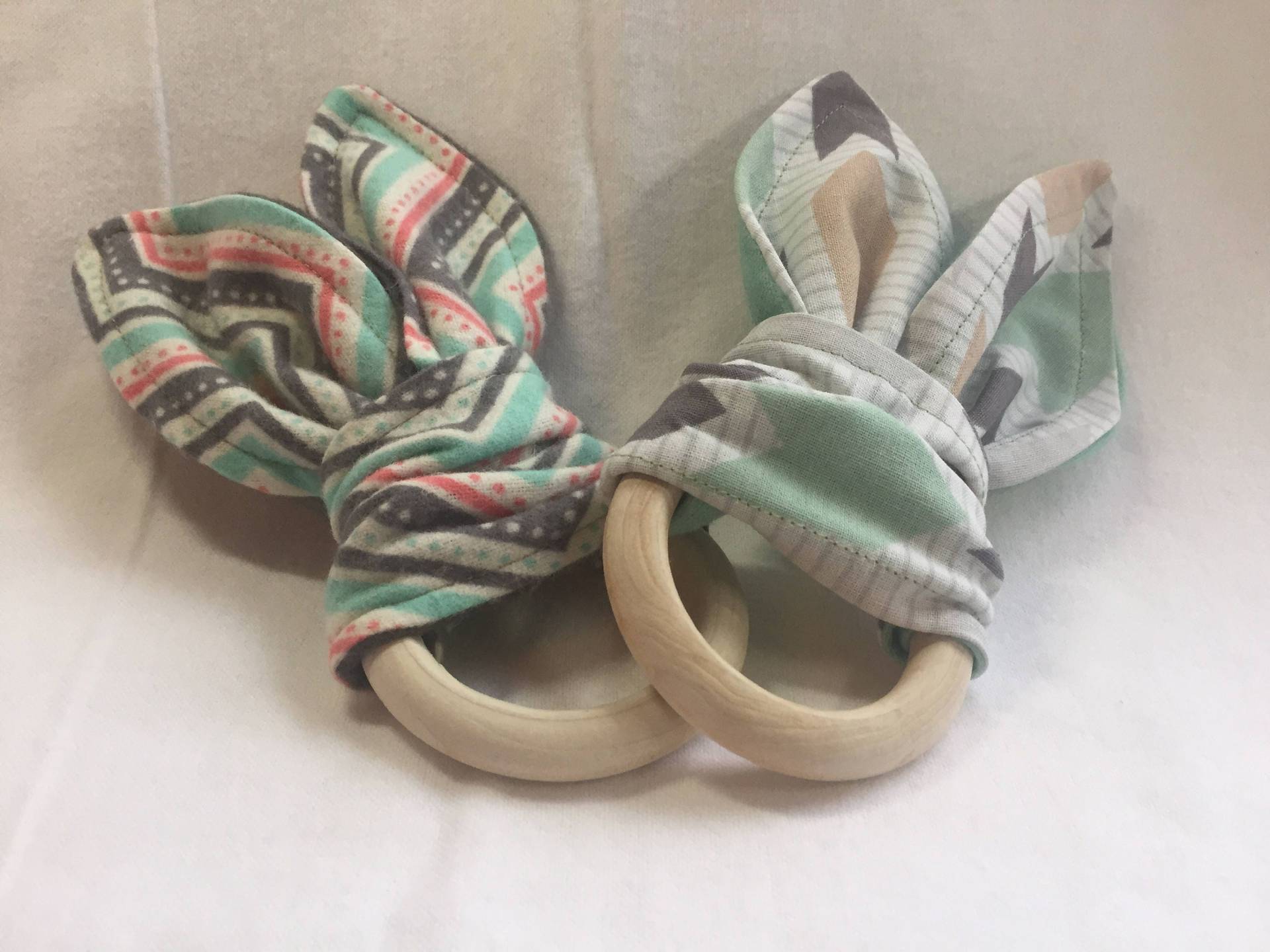 Häschen Beißring - Mint Grau Korallen Chevron Flug Holz von Etsy - spudsandthebee