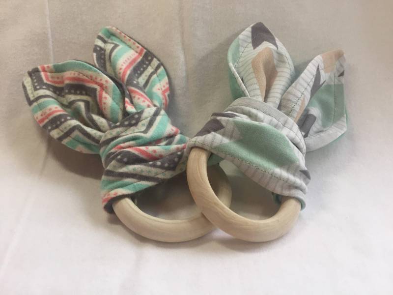 Häschen Beißring - Mint Grau Korallen Chevron Flug Holz Häschen Beißring - Mint Grau Korallen Chevron Flug Holz von Etsy - spudsandthebee