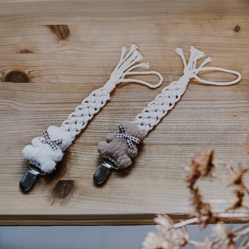 Makramee Schnullerkette Mit Niedlichen Teddy - Design Makramee Schnullerkette Mit Niedlichen Teddy - Design von Etsy - stildekotrifftkunst