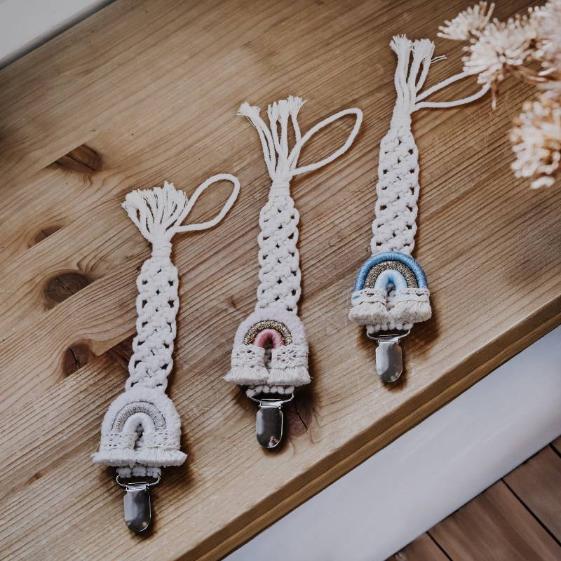 Traumhaft Süße Schnullerkette Mit Makramee Regenbogen Traumhaft Süße Schnullerkette Mit Makramee Regenbogen von Etsy - stildekotrifftkunst