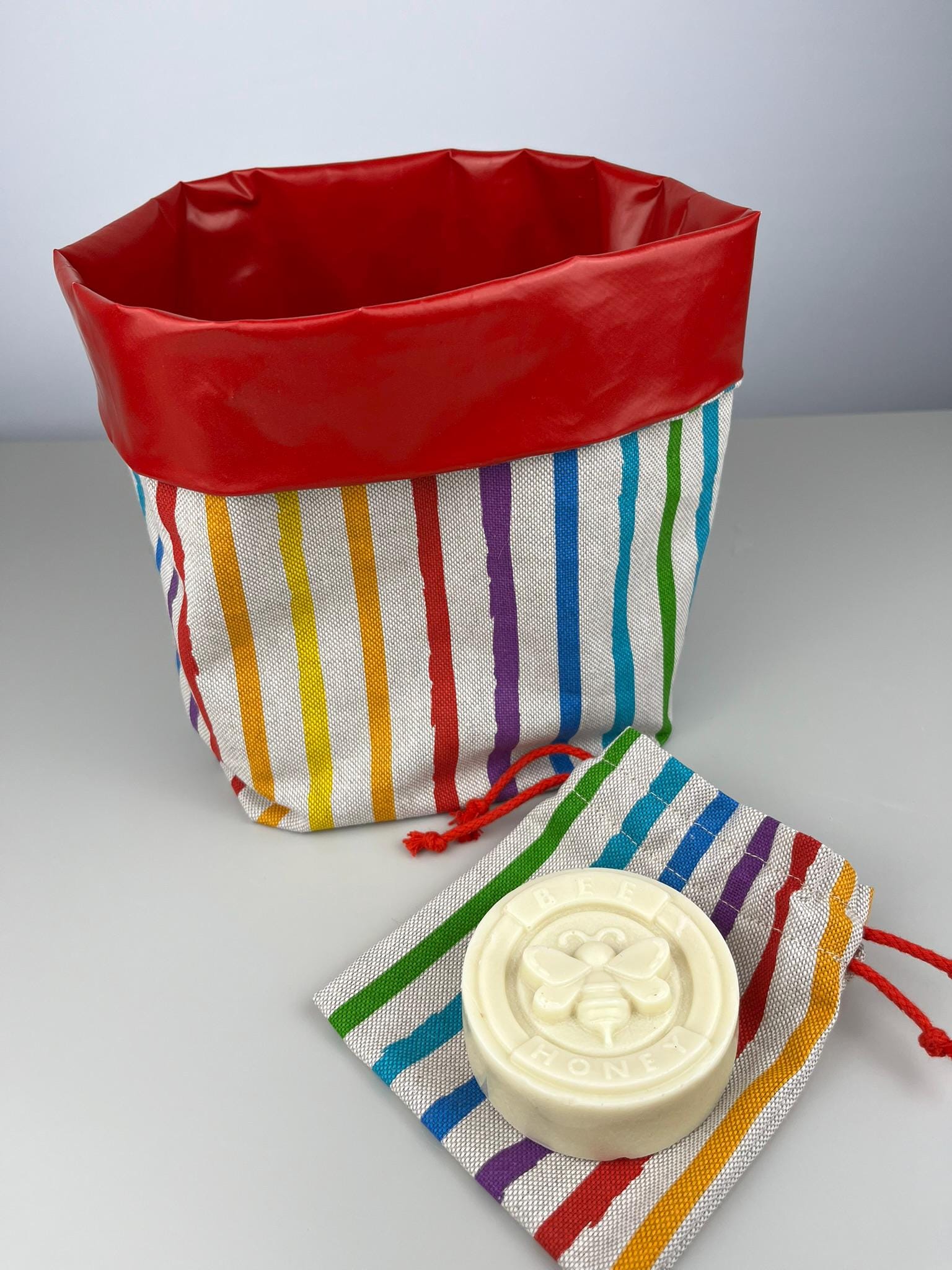Geschenkset Selbstgenähtes "Utensilo" Für Badezimmer + Seifensäcken Mit Naturseife | Handgemacht Geschenkset Selbstgenähtes "Utensilo" Für Badezimmer + Seifensäcken Mit Naturseife | Handgemacht von Etsy - studiovaneli