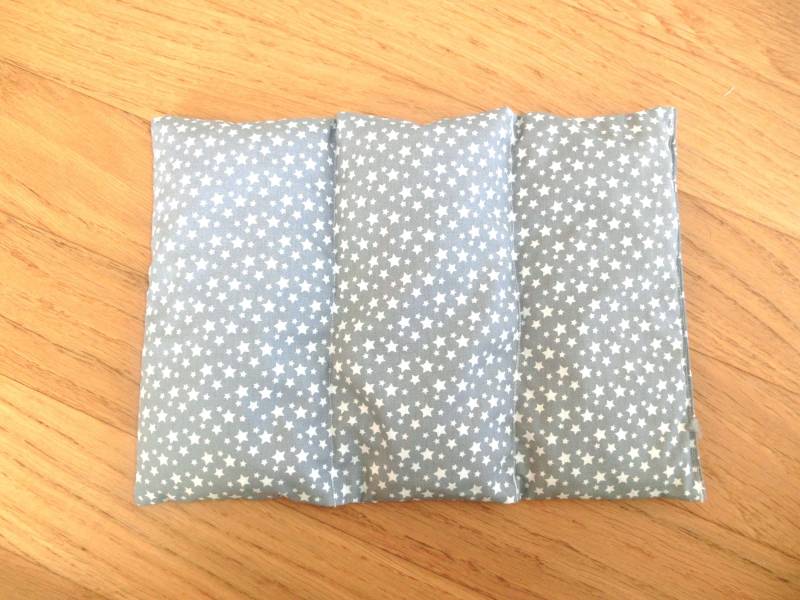 Kirschkernsäckchen Sterne, Grauer Baumwollstoff Mit Weißen Sterne Überzogen, 3 Kammern, Kirschkernen Gefüllt, Hilft Bei Wehem Bäuchlein von Etsy - sumergosum