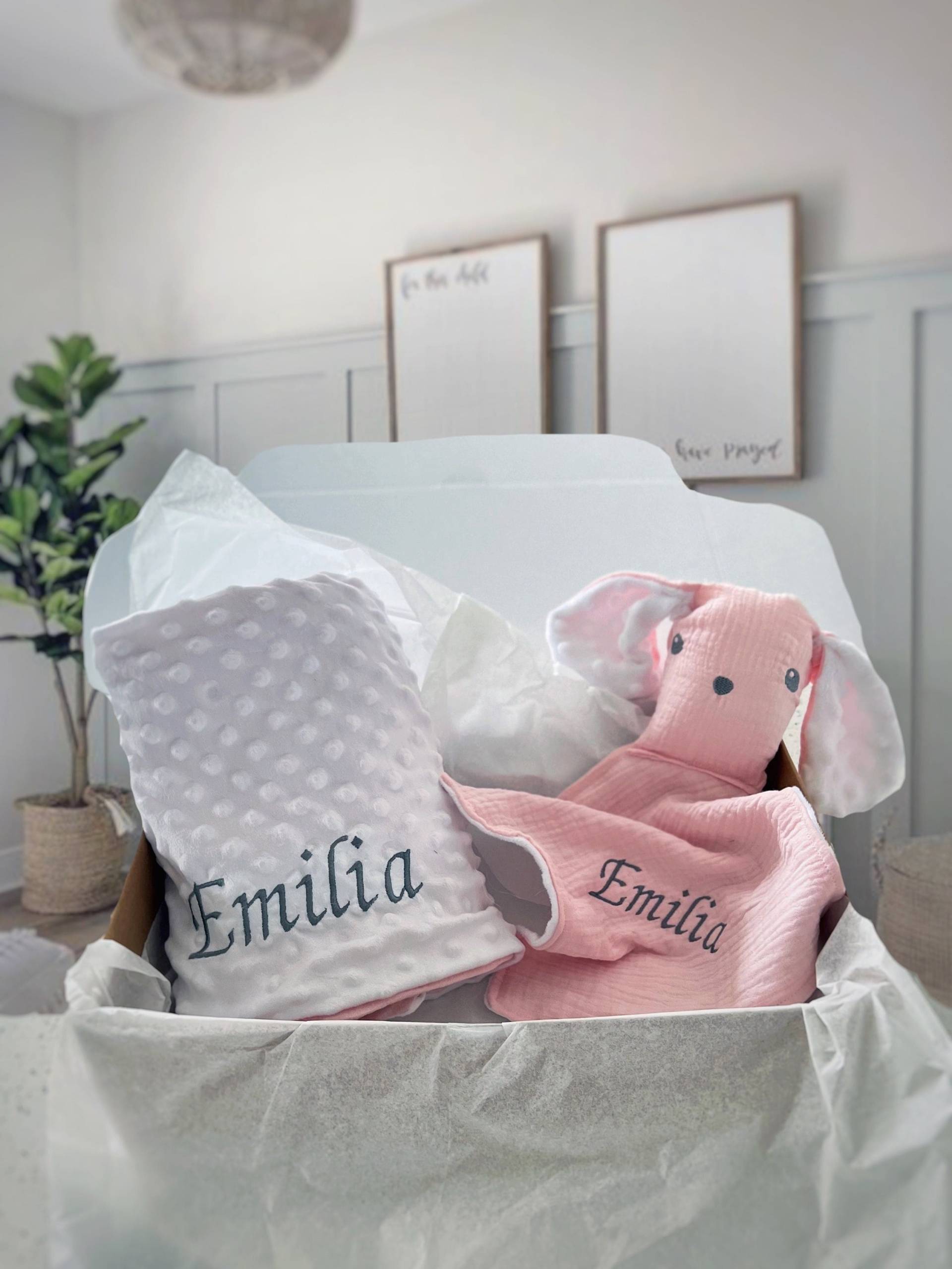 Einzigartige Handgemachte Personalisierte Baby-Geschenk, Neugeborene Baby-Mädchen-Korb, Rosa Häschen-Tröster, Decke, Baby-Dusche-Geschenk von Etsy - thebababee