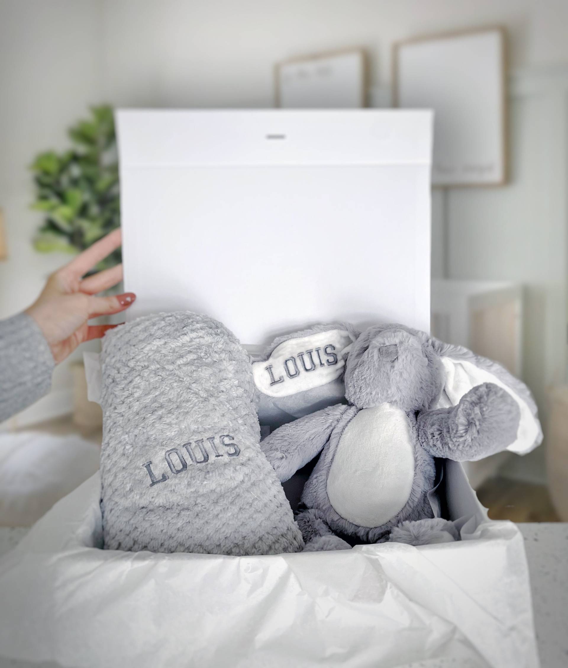 Personalisiertes Baby-Geschenk-Set Mit Grauem Häschen Und Decke, Neugeborenen-Geschenk-Set, Geschenk Für Baby, Baby-Dusche-Geschenk-Set Personalisiertes Baby-Geschenk-Set Mit Grauem Häschen Und Decke, Neugeborenen-Geschenk-Set, Geschenk Für Baby, Baby-Dusche-Geschenk-Set von Etsy - thebababee