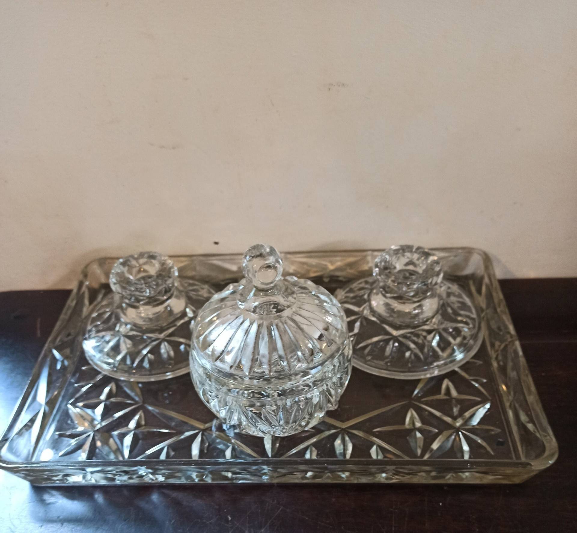 Vintage 4 Teilige Glas Waschtisch Set. Sehr Guter Zustand. 2 X Kleine Kerzenständer, 1 Pulverglas Tablett Vintage 4 Teilige Glas Waschtisch Set. Sehr Guter Zustand. 2 X Kleine Kerzenständer, 1 Pulverglas Tablett von Etsy - thebricabracboutique