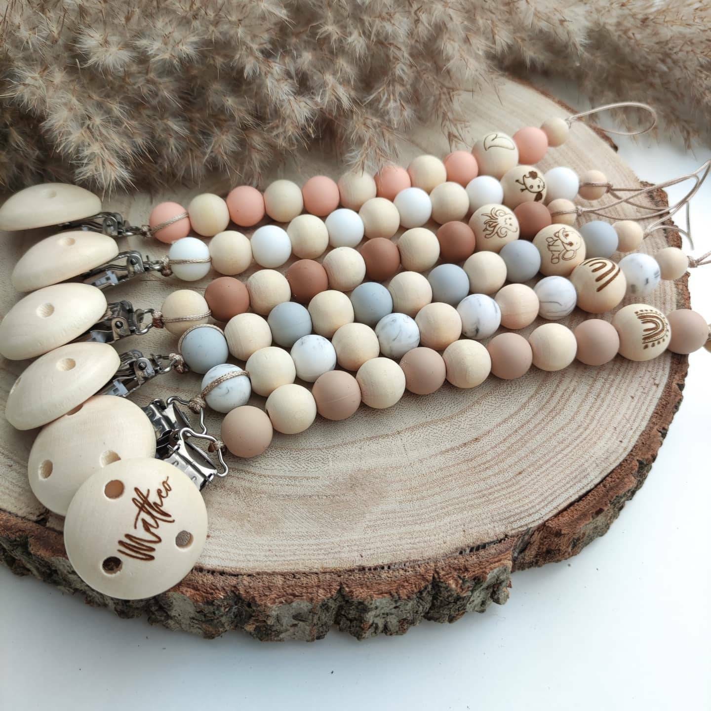 Silikon Schnullerkette Mit Wunschgravur Clip Name Viele Farben Holz Natur Baby Zahn Mädchen Junge Silikon Schnullerkette Mit Wunschgravur Clip Name Viele Farben Holz Natur Baby Zahn Mädchen Junge von Etsy - tweetybabyshop24