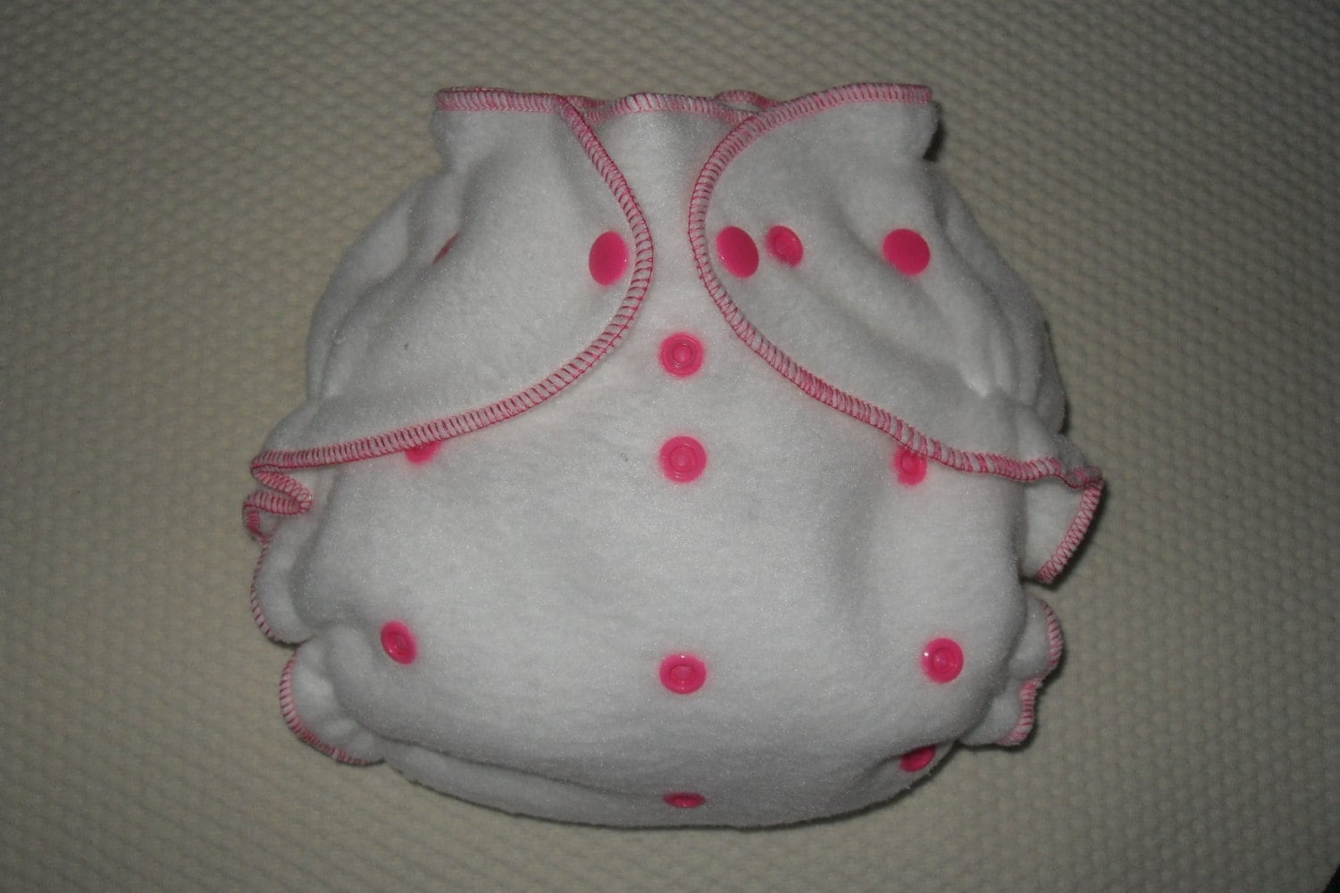 Weiße Vlies Windel Deckel Wickeln Weiß Mit Heißen Rosa Snaps von Etsy - twinkletoesdiapers
