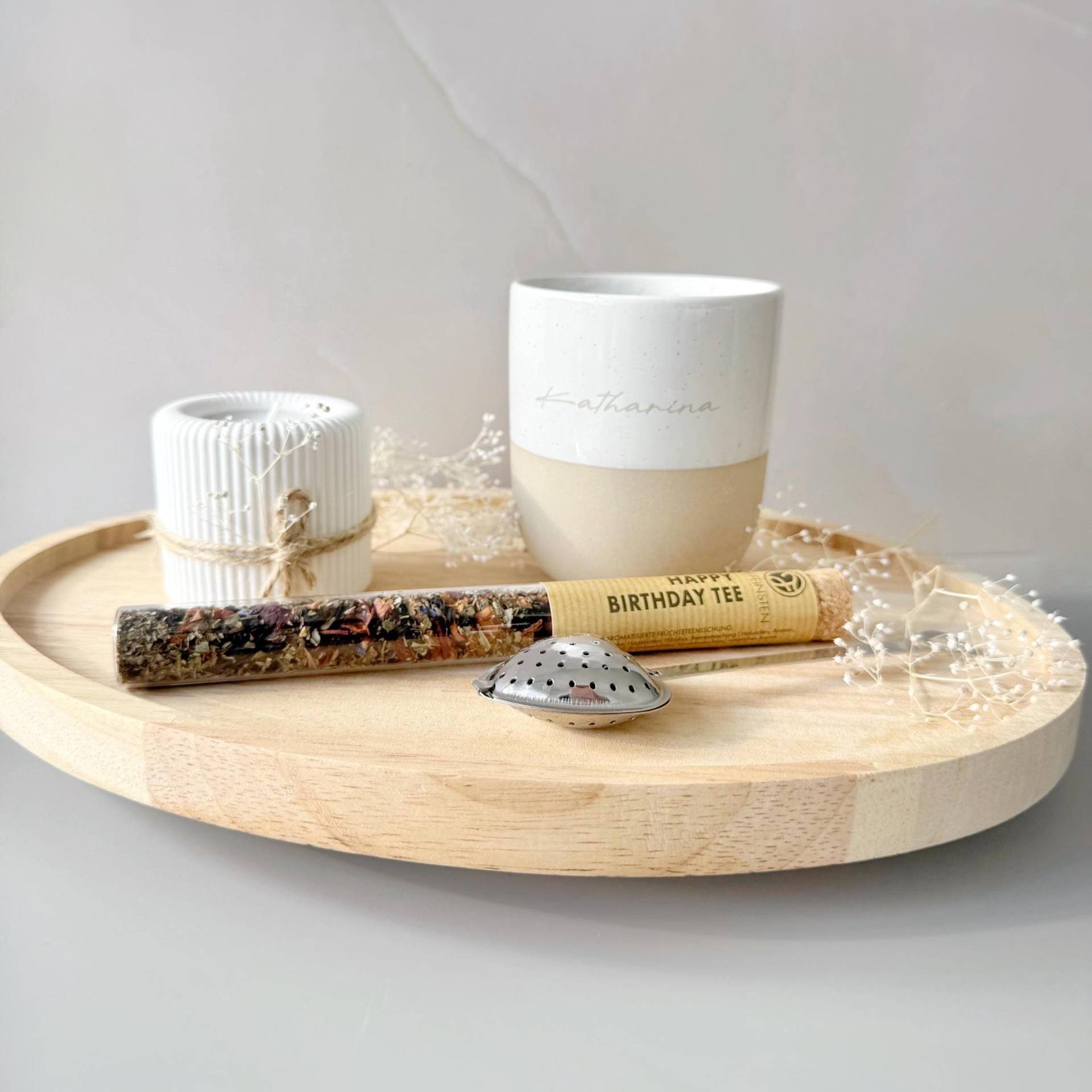 Geschenkset „Happy Birthday" - Personalisierte Steingut-Tasse Mit Gravur, Tee & Teelicht Auf Holztablett Geschenkset „Happy Birthday" - Personalisierte Steingut-Tasse Mit Gravur, Tee & Teelicht Auf Holztablett von Etsy - undGlueck