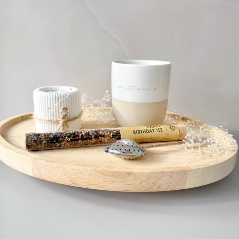 Geschenkset „Happy Birthday" - Personalisierte Steingut-Tasse Mit Gravur, Tee & Teelicht Auf Holztablett von Etsy - undGlueck