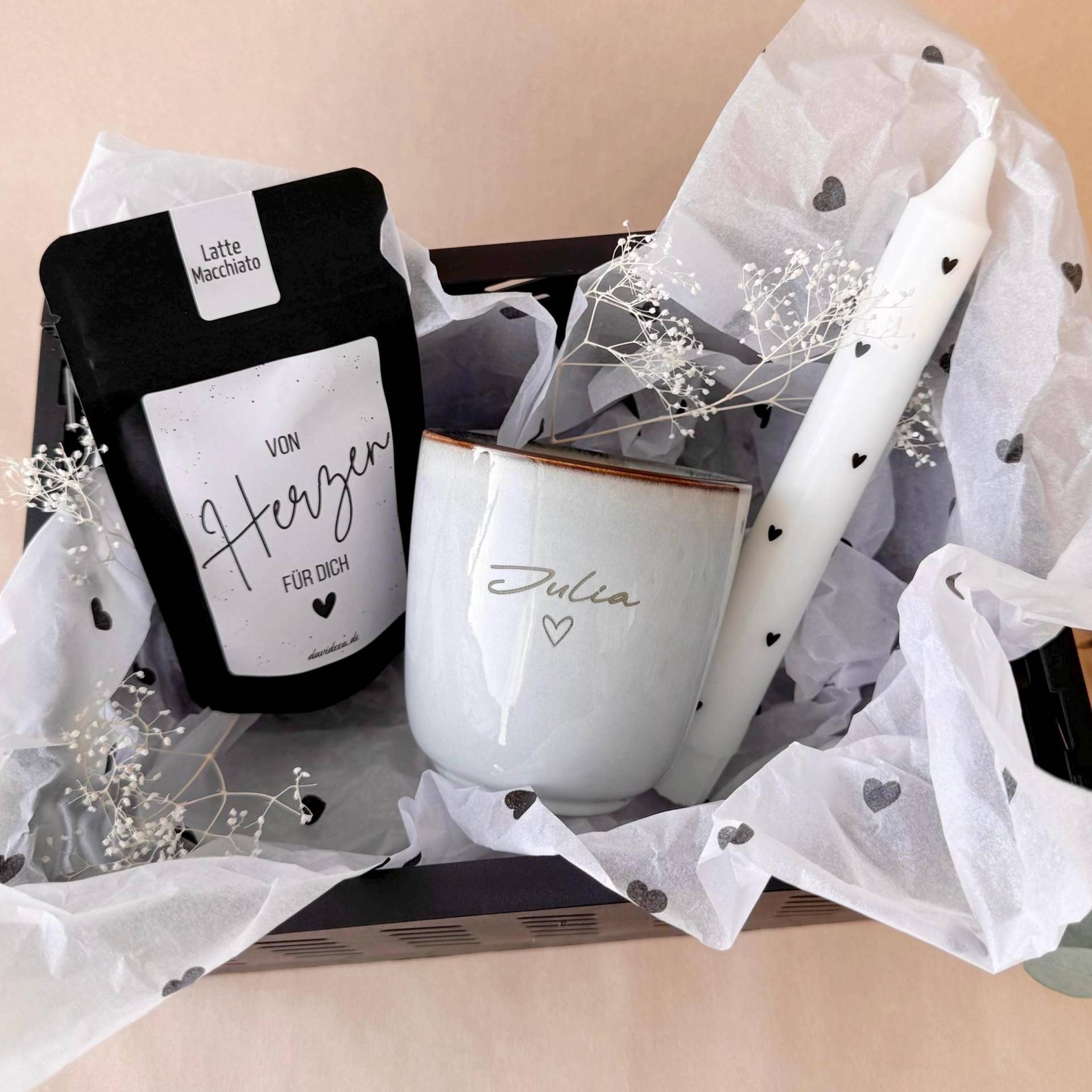 Personalisiertes Geschenkset Mit Becher, Kerze & Getränk - Geschenk Von Herzen Black Edition von Etsy - undGlueck