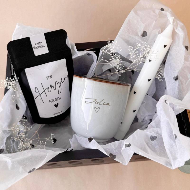 Personalisiertes Geschenkset Mit Becher, Kerze & Getränk - Geschenk Von Herzen Black Edition Personalisiertes Geschenkset Mit Becher, Kerze & Getränk - Geschenk Von Herzen Black Edition von Etsy - undGlueck