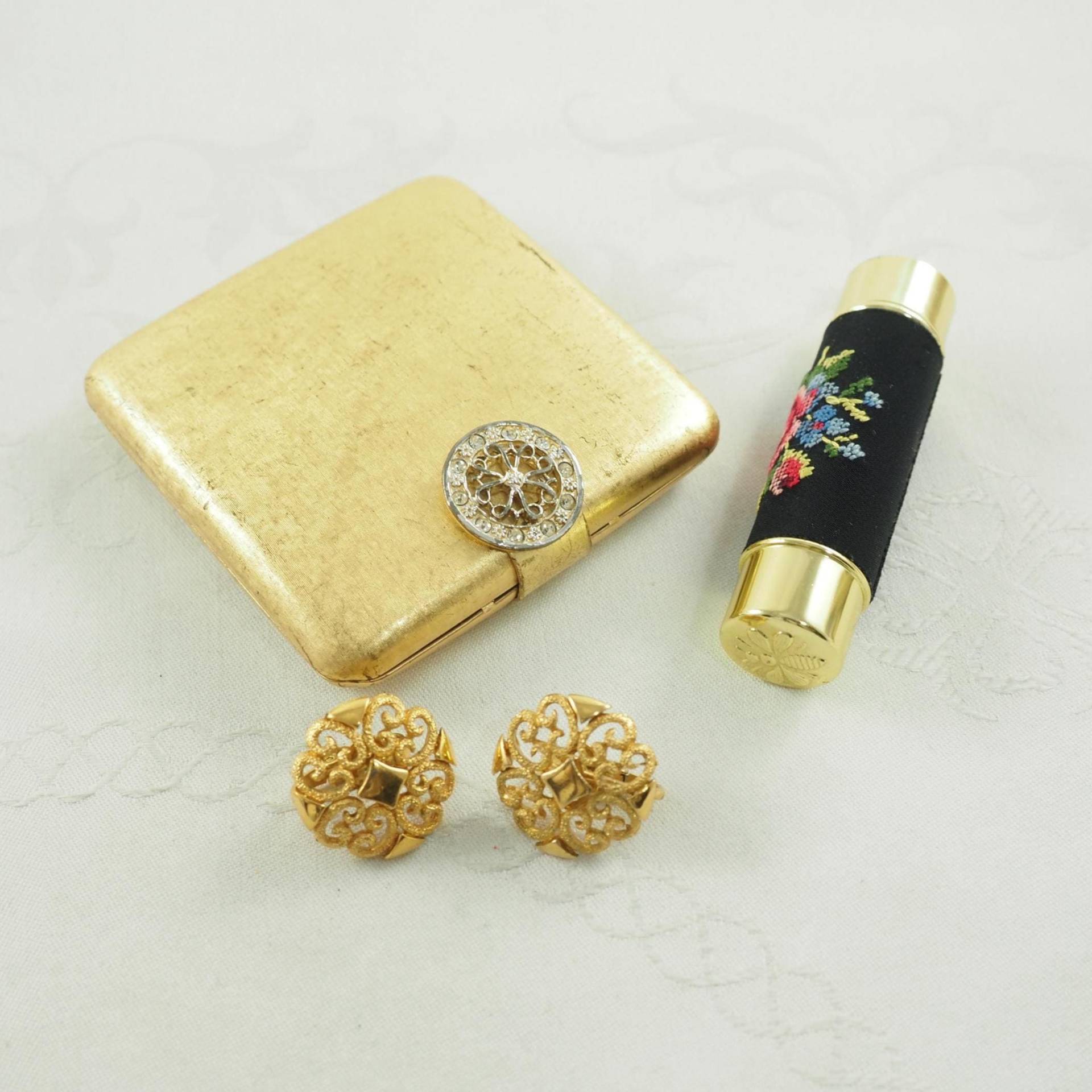 Vintage Avon Beauty Produkte, Imperial Jewel Compact, Lippenstift-Etui Mit Petit Point, Und Ein Paar Ohrclips, Usa 1950-60 von Etsy - veryvintagecath