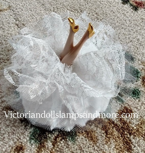 Puderquaste Weiß Porzellan Beine Mit Gold-Schuhe Weißer Spitze Und Tüll Rüschen von Etsy - victoriandollslamps