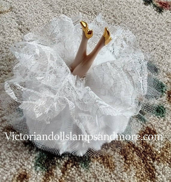 Puderquaste Weiß Porzellan Beine Mit Gold-Schuhe Weißer Spitze Und Tüll Rüschen von Etsy - victoriandollslamps
