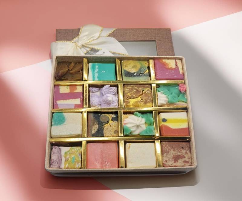 Handmade Natural Soap Pralines Gift Box 480G - 16 Seifen Luxus Naturseife Geschenkbox Schweiz Handmade Natural Soap Pralines Gift Box 480G - 16 Seifen Luxus Naturseife Geschenkbox Schweiz von Etsy - VictoriaSilvaSwiss