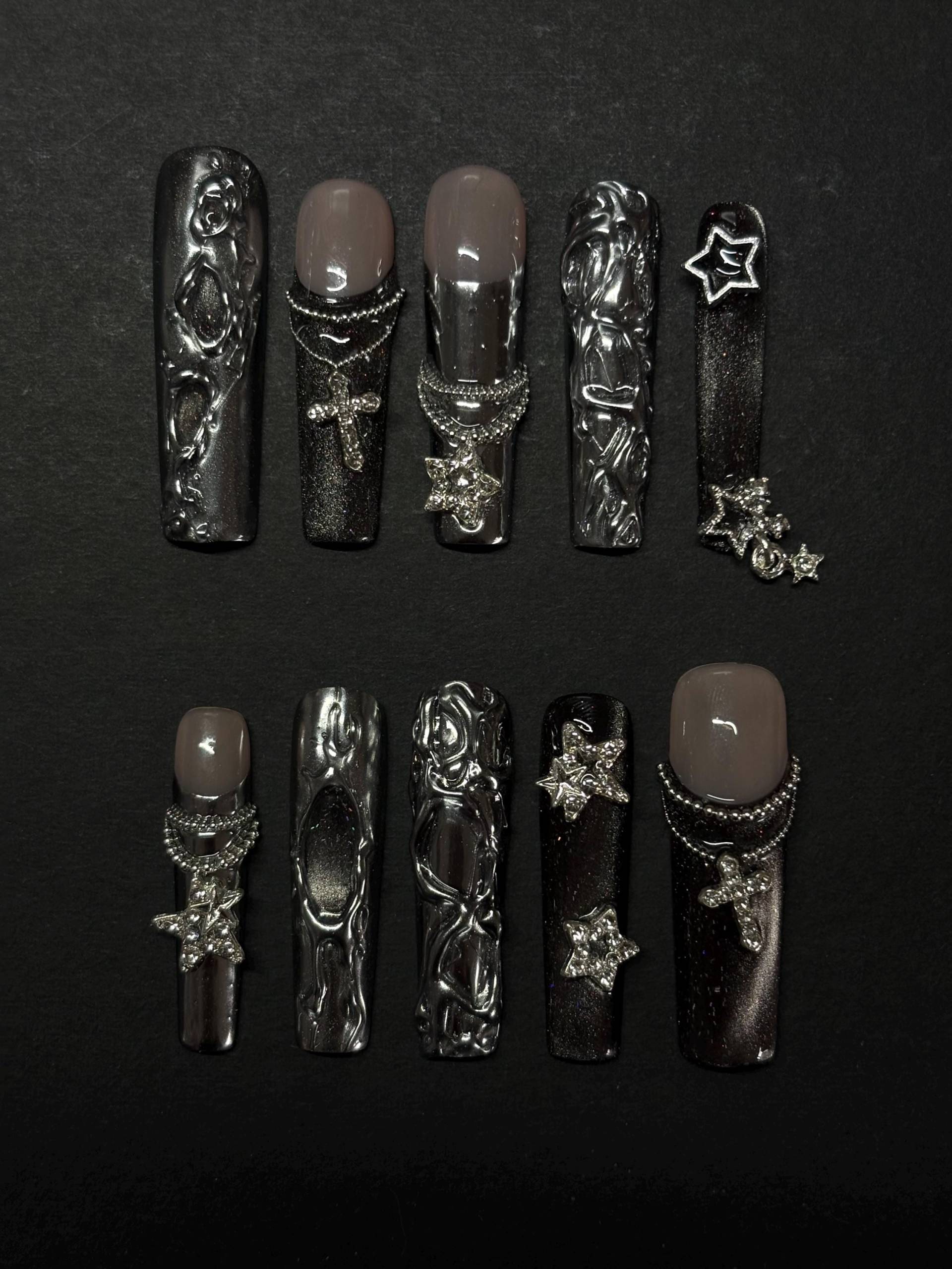 Personalisiertes Nagelset „Chrome Queen" Personalisiertes Nagelset „Chrome Queen" von Etsy - wedothingsch