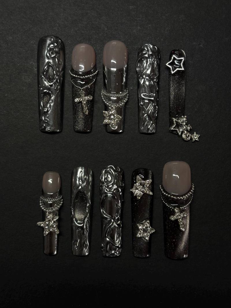 Personalisiertes Nagelset „Chrome Queen" Personalisiertes Nagelset „Chrome Queen" von Etsy - wedothingsch