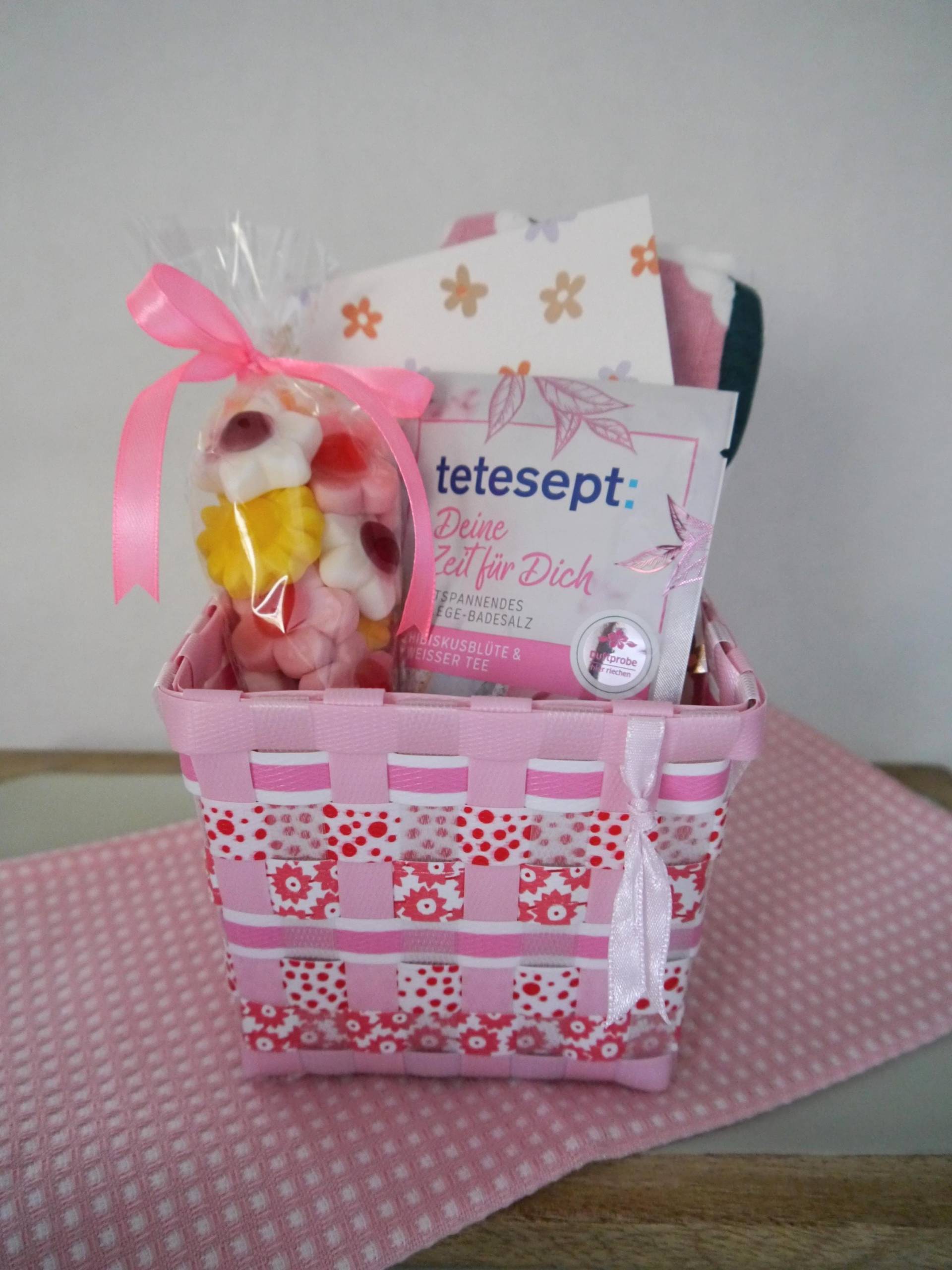 Blumen Geschenkkorb Zum Wohlfühlen, Freundin, Mutter, Süßigkeiten, Süße Spitztüte, Wellness, Küchentuch von Etsy - yarasweets
