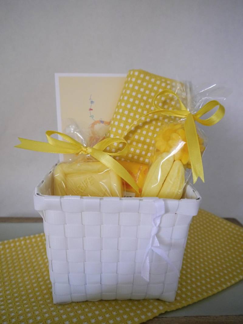 Gelber Geschenkkorb Zum Wohlfühlen, Freundin, Mutter, Süßigkeiten, Waffeltuch, Schafmilchseife, Süße Spitztüte, Schokolade von Etsy - yarasweets