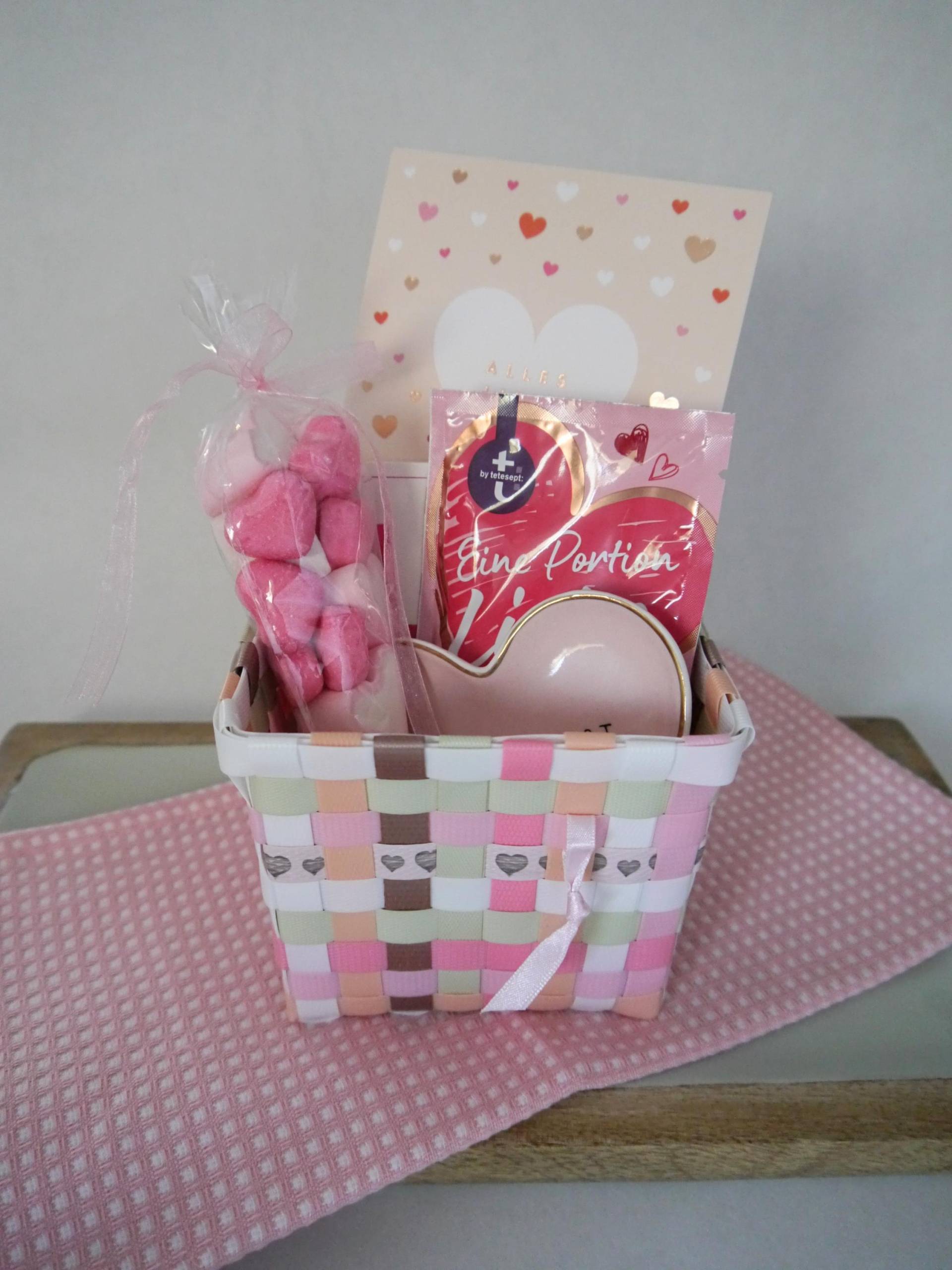 Herz Geschenkkorb Zum Wohlfühlen, Freundin, Mutter, Süßigkeiten, Süße Spitztüte, Wellness, Streichholzschachtel, Dekoteller Herz Geschenkkorb Zum Wohlfühlen, Freundin, Mutter, Süßigkeiten, Süße Spitztüte, Wellness, Streichholzschachtel, Dekoteller von Etsy - yarasweets