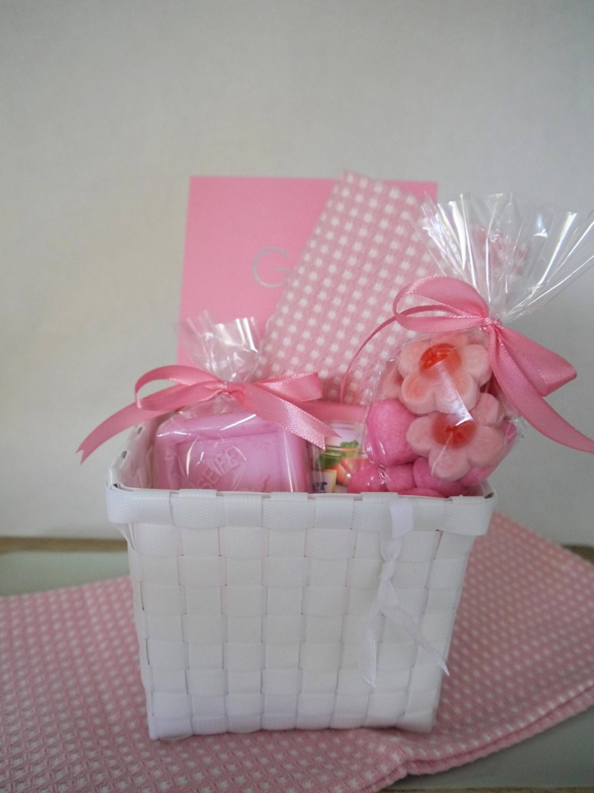 Pinker Geschenkkorb Zum Wohlfühlen, Freundin, Mutter, Süßigkeiten Waffeltuch, Schafmilchseife, Süße Spitztüte, Schokolade von Etsy - yarasweets