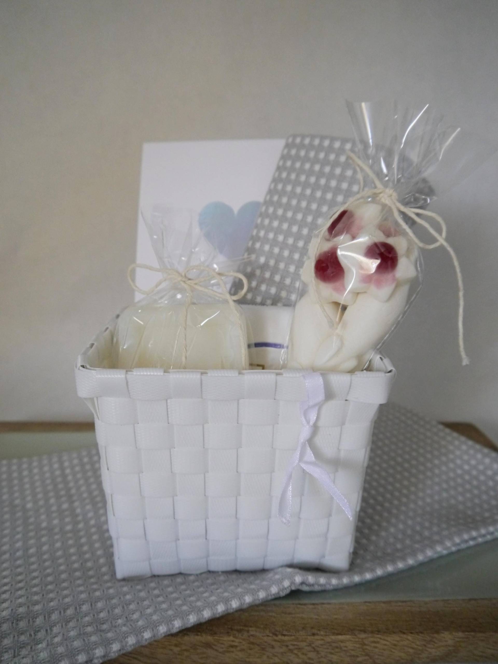 Weißer Geschenkkorb Zum Wohlfühlen, Freundin, Mutter, Süßigkeiten Waffeltuch, Schafmilchseife, Süße Spitztüte, Schokolade von Etsy - yarasweets