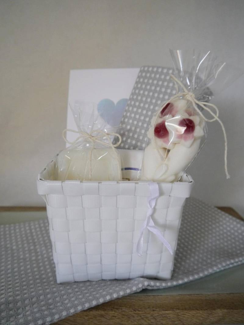 Weißer Geschenkkorb Zum Wohlfühlen, Freundin, Mutter, Süßigkeiten Waffeltuch, Schafmilchseife, Süße Spitztüte, Schokolade von Etsy - yarasweets