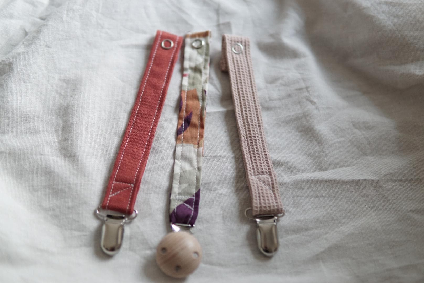 Handmade Schnullerkette | Geschenk Für Babys Moderne Stoffe Mädchen Mit Clip Aus Holz Oder Metall Handmade Schnullerkette | Geschenk Für Babys Moderne Stoffe Mädchen Mit Clip Aus Holz Oder Metall von Etsy - yarnice