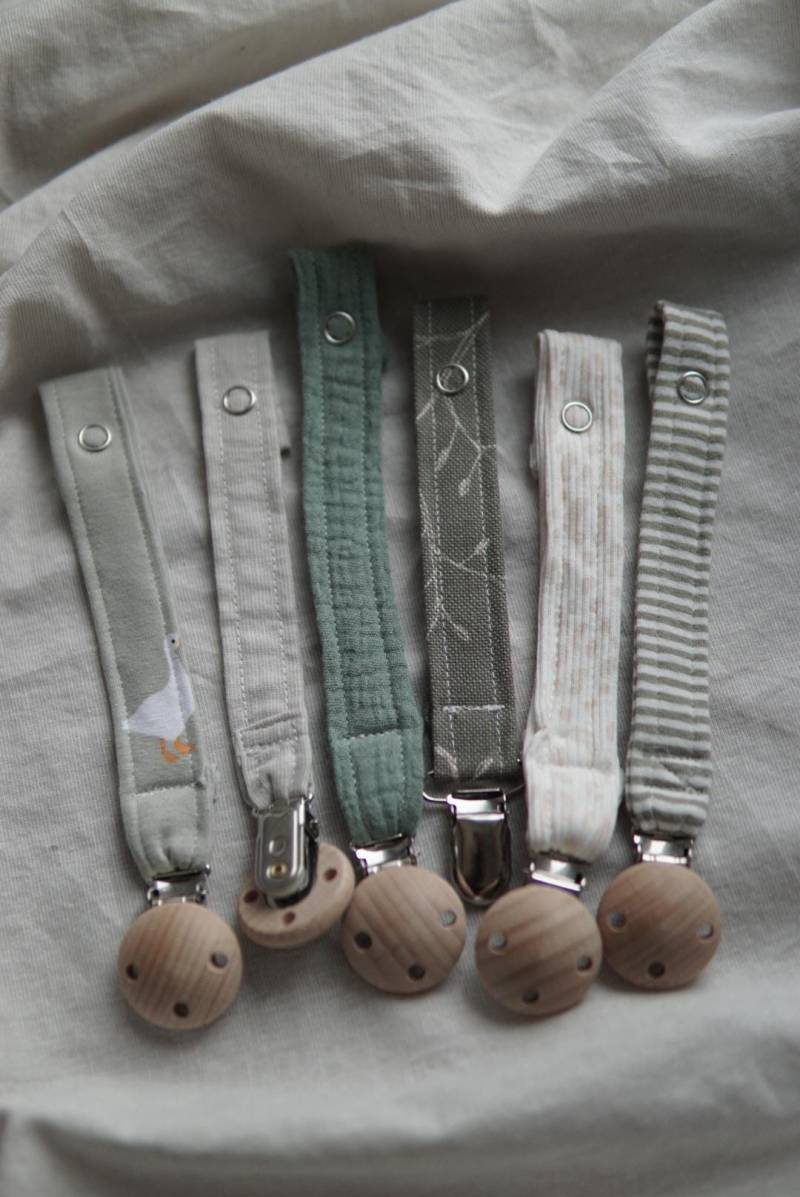 Handmade Schnullerkette | Geschenk Für Babys Moderne Stoffe Mit Clip von Etsy - yarnice
