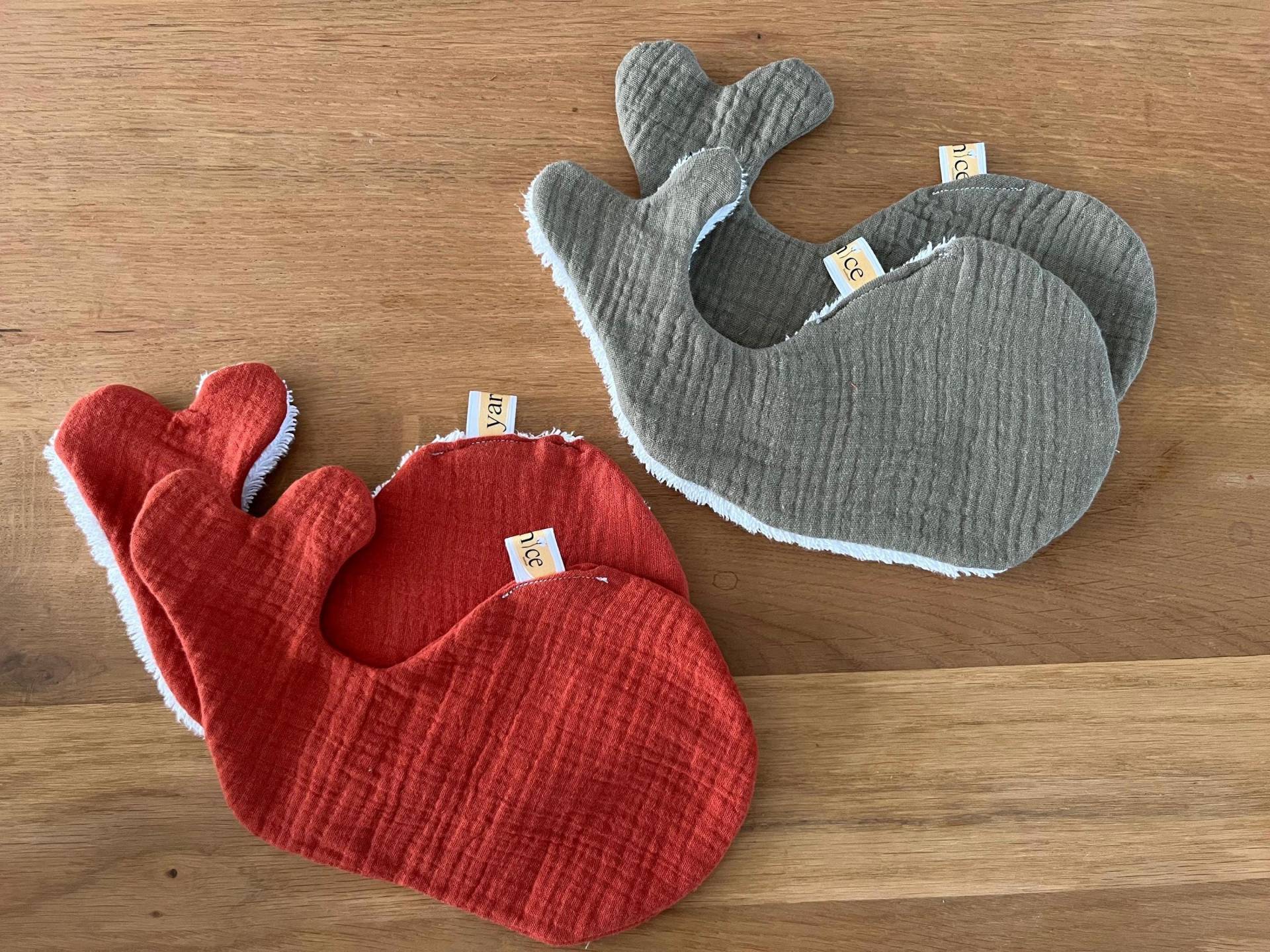 Handmade Wal Babywaschlappen Aus Musselin, Perfektes Geschenk, Waschlappen in Wal-Form Handmade Wal Babywaschlappen Aus Musselin, Perfektes Geschenk, Waschlappen in Wal-Form von Etsy - yarnice