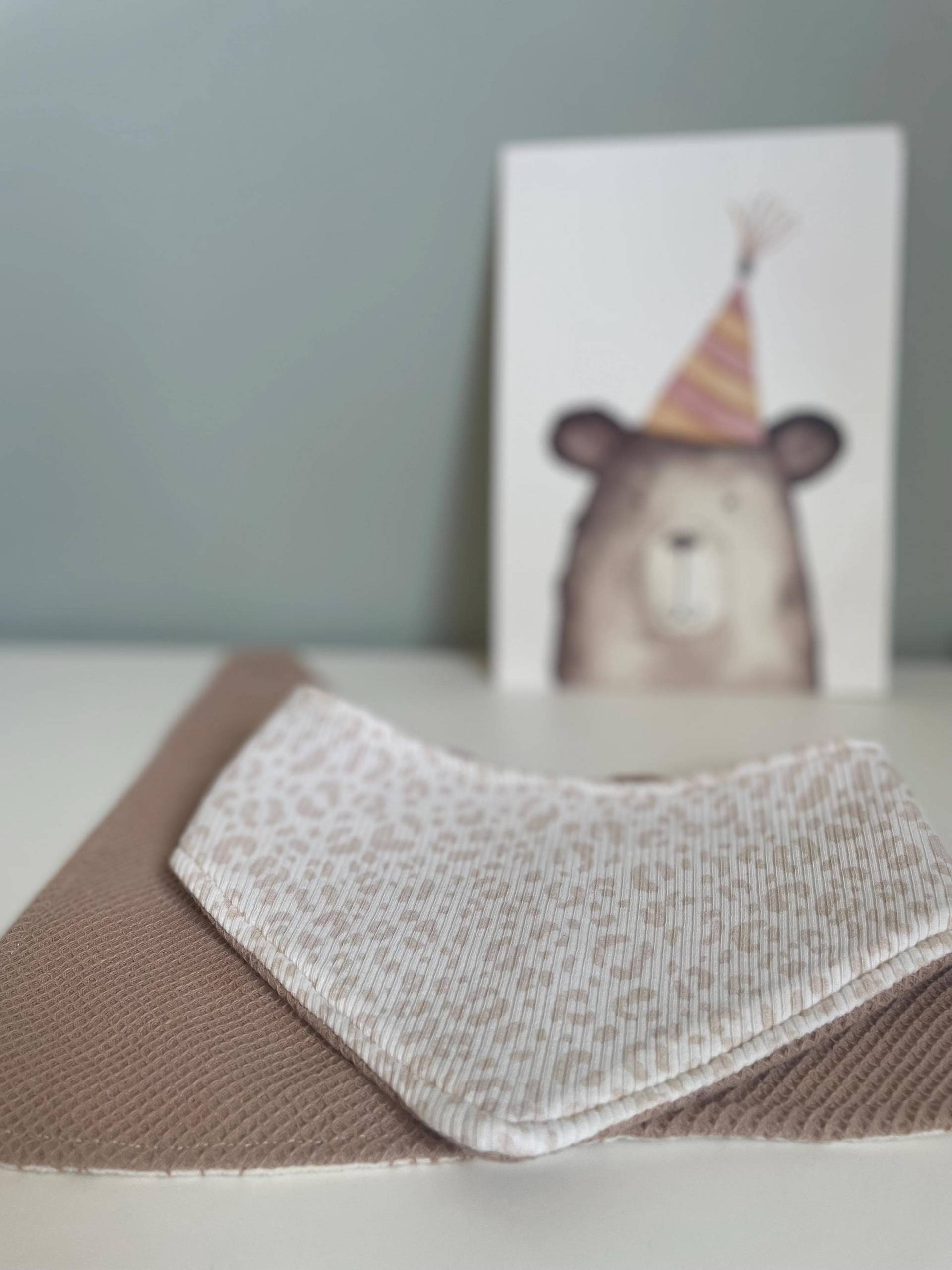 Wendbares Baby-Lätzchen | Handmade & Vielseitig Geschenk Helles Leopardenmuster Neutraler Waffelstoff Mitwachsend Durch Drückknöpfe Wendbares Baby-Lätzchen | Handmade & Vielseitig Geschenk Helles Leopardenmuster Neutraler Waffelstoff Mitwachsend Durch Drückknöpfe von Etsy - yarnice