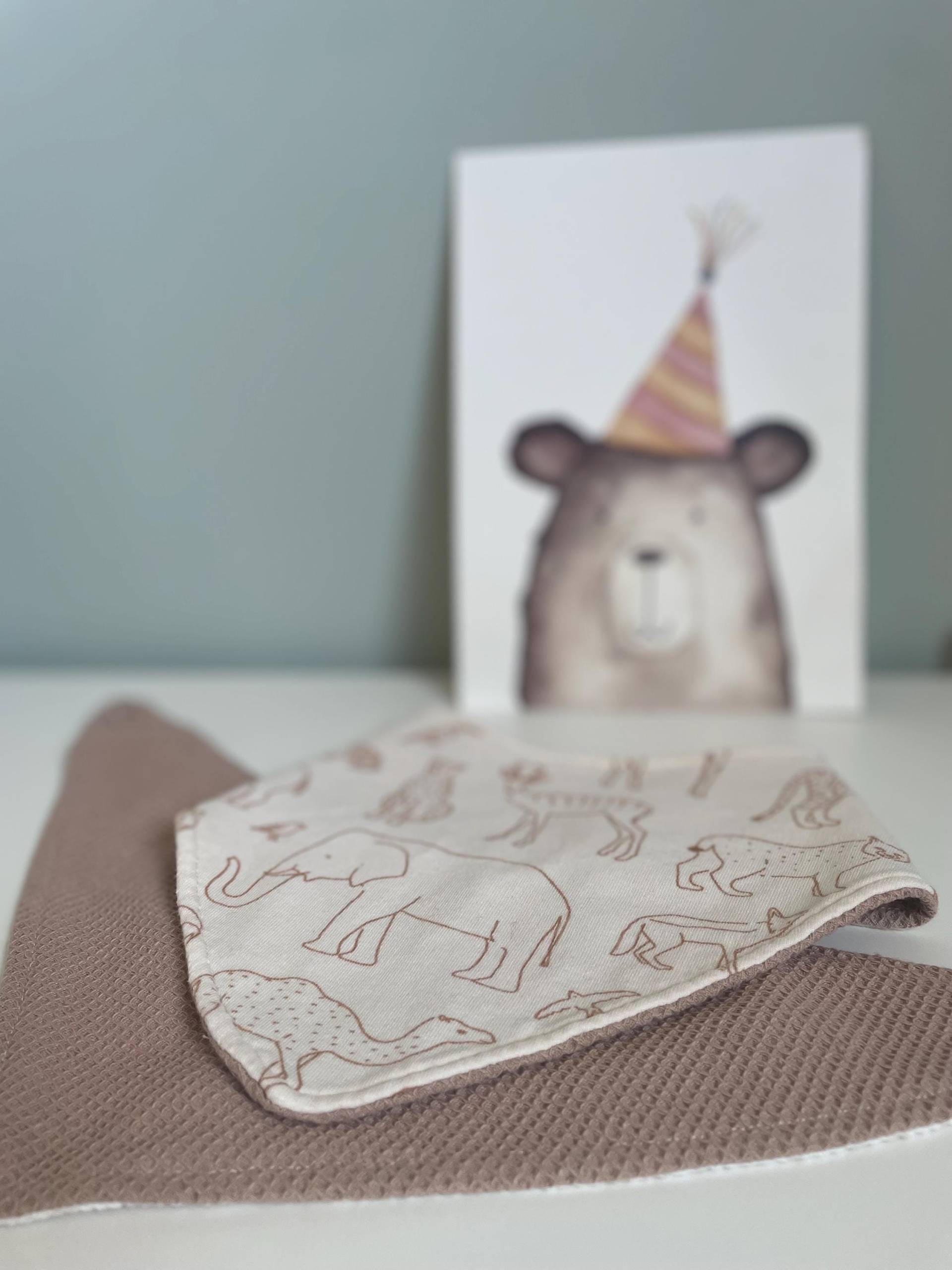 Wendbares Baby-Lätzchen | Handmade & Vielseitig Geschenk Helles Tiermuster Neutraler Waffelstoff Mitwachsend Durch Drückknöpfe Wendbares Baby-Lätzchen | Handmade & Vielseitig Geschenk Helles Tiermuster Neutraler Waffelstoff Mitwachsend Durch Drückknöpfe von Etsy - yarnice