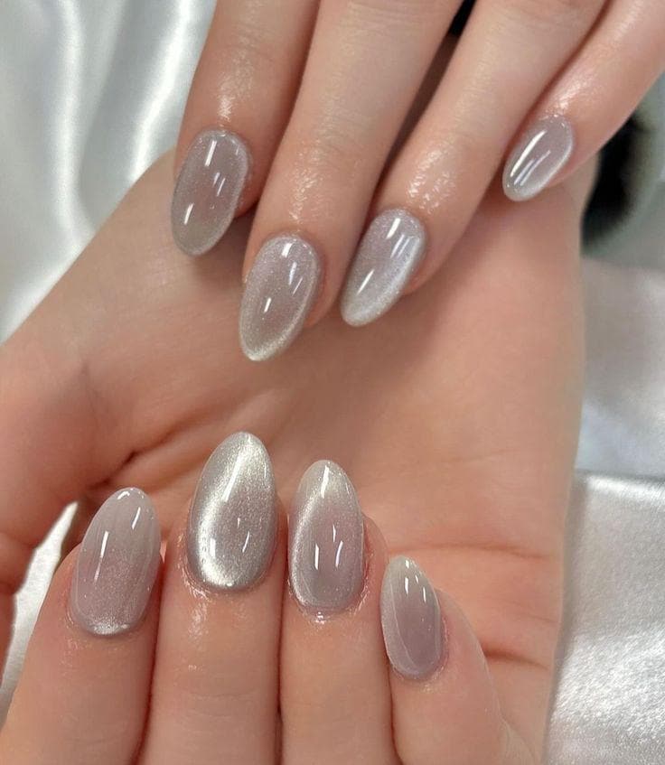 Silver Cat Eye Press On Nails Almond - Handmade Chrome Effect False Short Acrylic Reusable Nail Extensions von Etsy - LINAILSDesigns