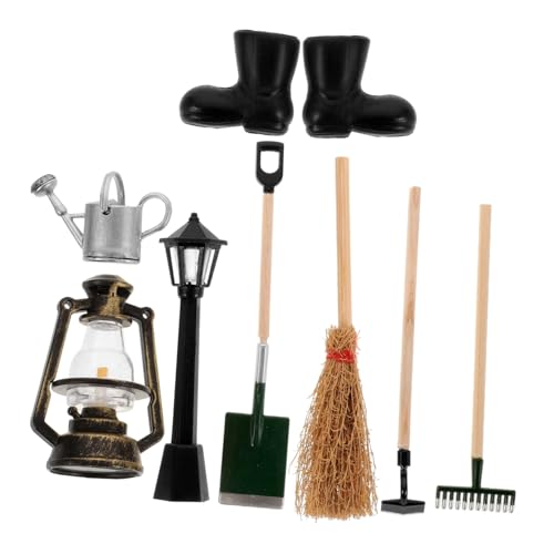 FOYTOKI 8Stücke Rechen Lampe Wasserkanne Besen und Stiefel für Kreative Gartenlandschaften und Interaktives FOYTOKI 8Stücke Rechen Lampe Wasserkanne Besen und Stiefel für Kreative Gartenlandschaften und Interaktives von FOYTOKI
