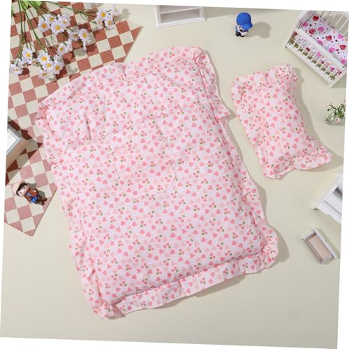 FOYTOKI Miniatur Puppenhaus Bettzeug Weiches Stoff Erdbeer Schlafsack Dekoratives Puppenbett Zubehör Realistisches Mini Schlafzimmer Gemütliches Puppenbettwäsche für Puppenhaus von FOYTOKI