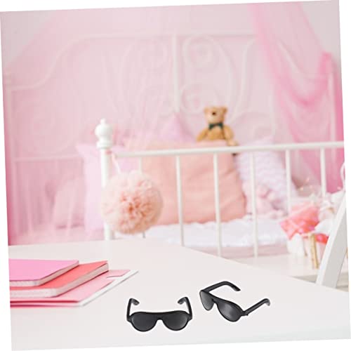 FUNOMOCYA 100 Stück Teiliges Mini Sonnenbrillen aus Langlebigem PVC Puppenhaus Accessoires Leichte Puppenbrillen für DIY Kostüm und Rollenspiel Schwarze Puppenzubehör von FUNOMOCYA