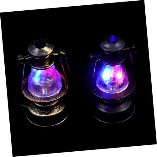 FUNOMOCYA 2 Stück Miniatur Petroleum Lampe Retro LED Miniaturlaterne Puppenhaus Deko Realistische Kleine Petroleumlampe ohne Batterie Robustes Kunststoffmodell für Puppenszenen und von FUNOMOCYA