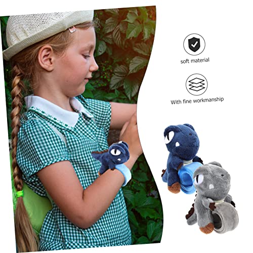 FUNOMOCYA 2 Stück Plüsch Dinosaurier Schnapparmband Weiche Slap Bracelets mit Niedlichem Tiermotiv Sicher und Bequem als Party und Geburtstagsdeko für Jungen und Mädchen FUNOMOCYA 2 Stück Plüsch Dinosaurier Schnapparmband Weiche Slap Bracelets mit Niedlichem Tiermotiv Sicher und Bequem als Party und Geburtstagsdeko für Jungen und Mädchen von FUNOMOCYA