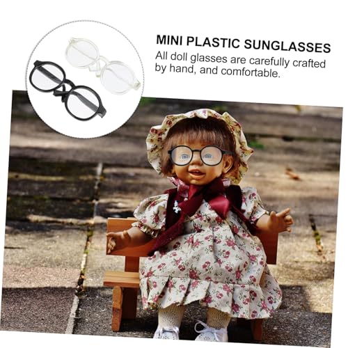 FUNOMOCYA 2 Stück Teiliges Puppenbrillen Mini Kunststoffbrillen in Schwarz und Transparent DIY Puppenzubehör für Puppen Leichte und Kreative Bastel Accessoires zum Ankleiden und Dekorieren FUNOMOCYA 2 Stück Teiliges Puppenbrillen Mini Kunststoffbrillen in Schwarz und Transparent DIY Puppenzubehör für Puppen Leichte und Kreative Bastel Accessoires zum Ankleiden und Dekorieren von FUNOMOCYA