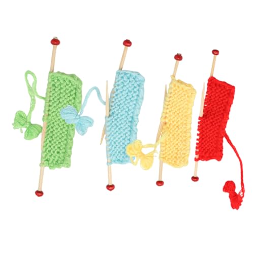 FUNOMOCYA 4 Stück Miniatur Strickpullover Handgefertigte Puppenhaus Dekoration in Rot Gelb Grasgrün Detailreiche Mini Wohnaccessoires für Puppenhaus und Foto Requisiten von FUNOMOCYA