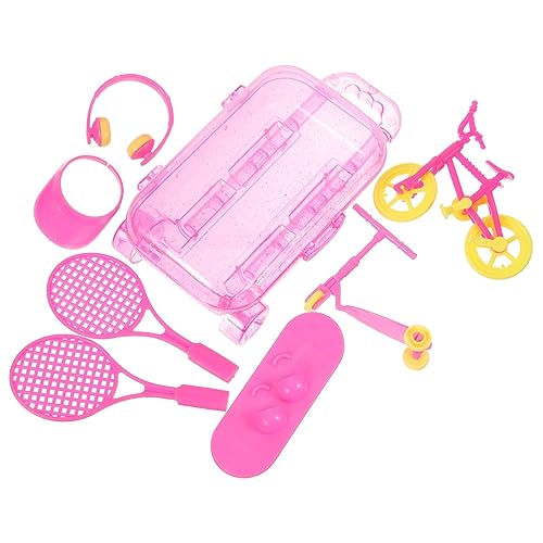 FUNOMOCYA Doll House Accessory Set Teilig Puppen Reisegepäck Sportspielzeug mit Koffer Kopfhörer Tennisracket Sonnenhut Skateboard Roller Fahrrad Langlebiges Zufällige Farbe von FUNOMOCYA