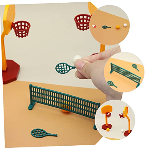 FUNOMOCYA Miniatur Puppenhaus Sportset mit Tischtennisplatte und Basketballkorb Realistische Miniatur Dekoration für Puppenhaus Garten Party Leicht Kompakt Handwerklich Gefertigt von FUNOMOCYA