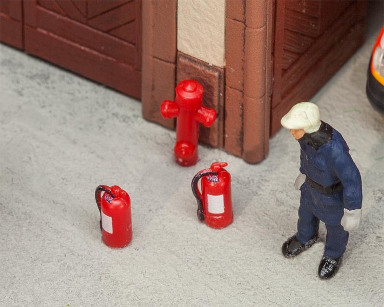 6 Feuerlöscher und 2 Hydrante 6 Feuerlöscher und 2 Hydrante von Faller
