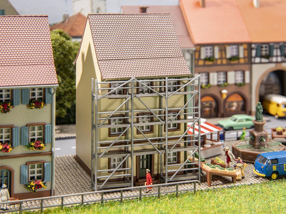 Altstadthaus mit Gerüst Altstadthaus mit Gerüst von Faller
