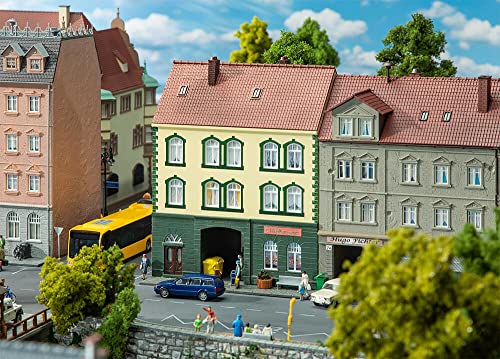 Faller 130628 Stadthaus mit Modellbaugeschäft, 13.6 x 12.5 x 17.4 cm von FALLER