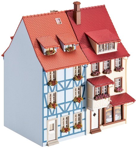 Faller FA130495 - 2 Kleinstadthäuser mit Erker, 103 x 62 x 142 mm, 110 x 62 x 152 mm, Rot/Ausflug, Einfarbig (Getaway Solids) von FALLER