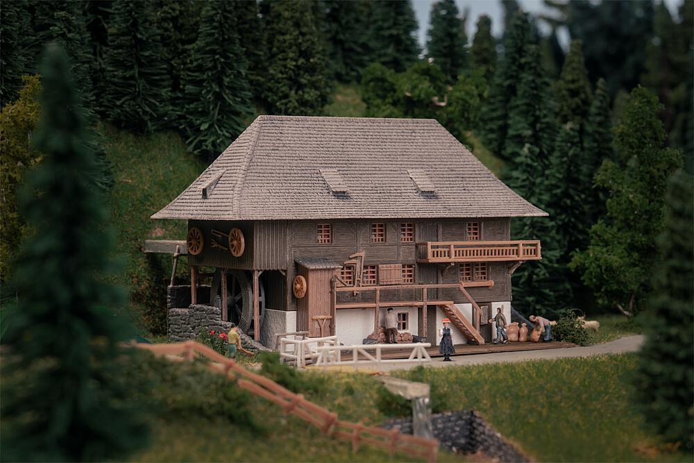 Jubiläumsmodell Öhlermühle mit Figur von Faller