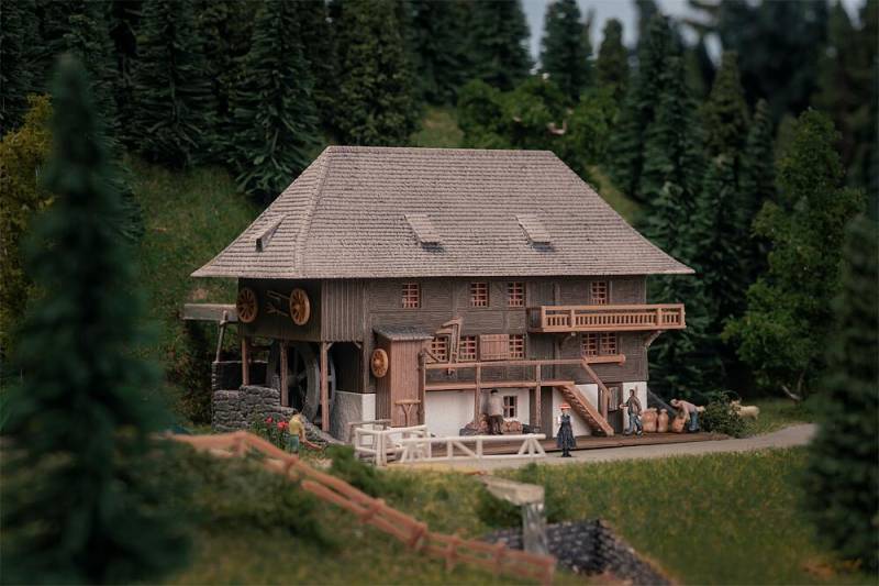 Jubiläumsmodell Öhlermühle mit Figur von Faller